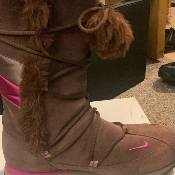 Woman’s sz 7 Nike Boots - Picture 4 of 4